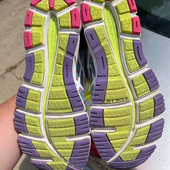 Woman’s ASICS 11 - Picture 2 of 3